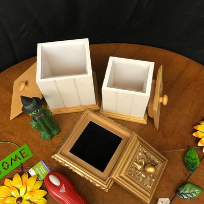 decor: 3 decorative boxes,2 metal sunflower signage, wooden frog,tornado device;