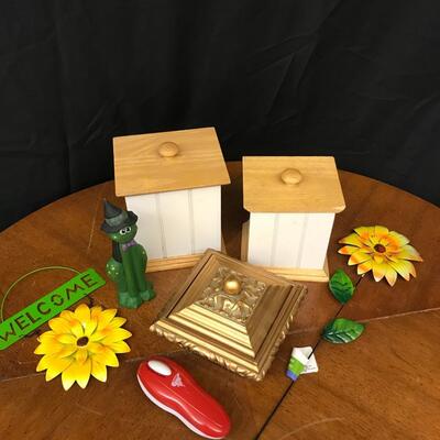 decor: 3 decorative boxes,2 metal sunflower signage, wooden frog,tornado device;