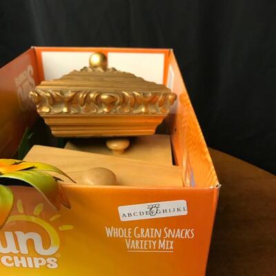decor: 3 decorative boxes,2 metal sunflower signage, wooden frog,tornado device;