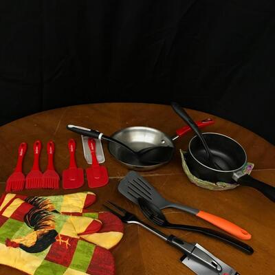 kitchen: rooster oven mitts, kitchenware, skillet and saucepan;