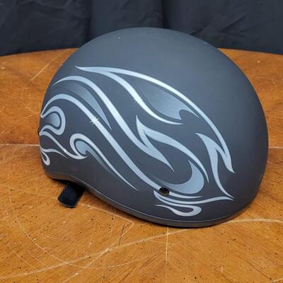 Motorcycle:1 XXL Dark grey helmet with light grey flames in Black and Red bag;