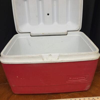 :1 Rubbermaid Red Cooler, white lid;