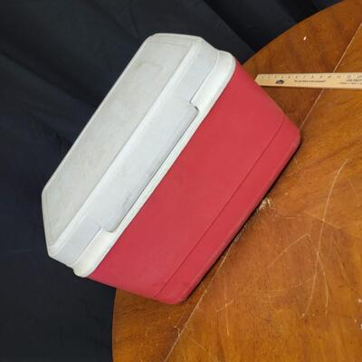 :1 Rubbermaid Red Cooler, white lid;