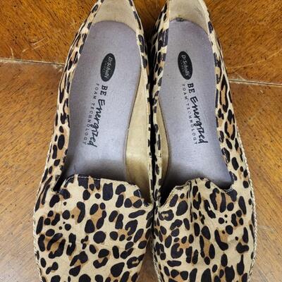 Shoes:1 Dr Scholls Size 11 Leopard print slide on shoes;