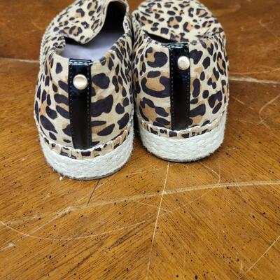 Shoes:1 Dr Scholls Size 11 Leopard print slide on shoes;