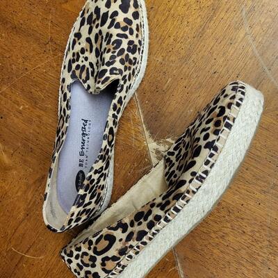 Shoes:1 Dr Scholls Size 11 Leopard print slide on shoes;