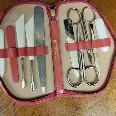 Vintage:3 2 combs 1 nail kit;