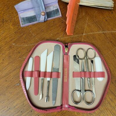 Vintage:3 2 combs 1 nail kit;