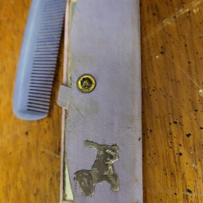 Vintage:3 2 combs 1 nail kit;