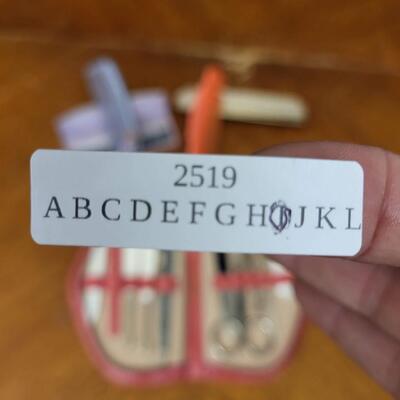 Vintage:3 2 combs 1 nail kit;
