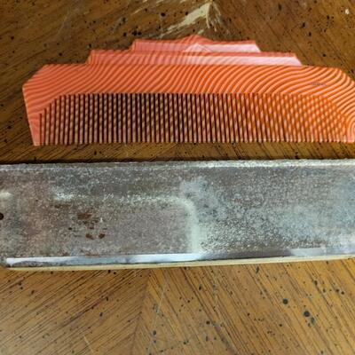 Vintage:3 2 combs 1 nail kit;