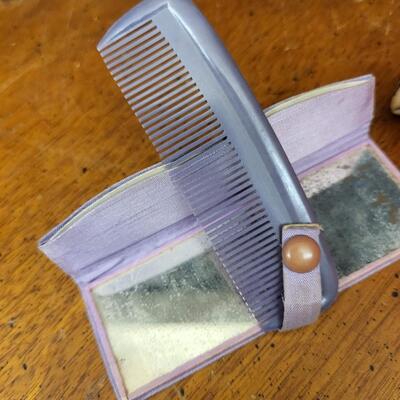 Vintage:3 2 combs 1 nail kit;