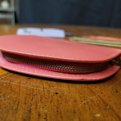 Vintage:3 2 combs 1 nail kit;