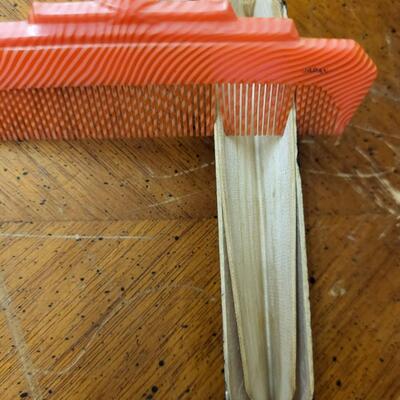 Vintage:3 2 combs 1 nail kit;