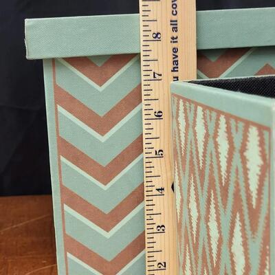 Decor:Box Lot Stacking boxes, shadow box, lamp, rug;