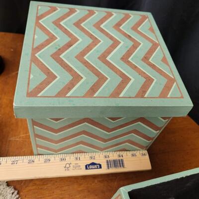 Decor:Box Lot Stacking boxes, shadow box, lamp, rug;