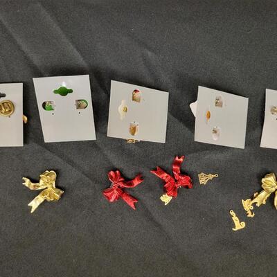 Jewelry:6 Christmas Pins and earrings;