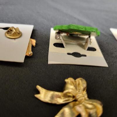 Jewelry:6 Christmas Pins and earrings;