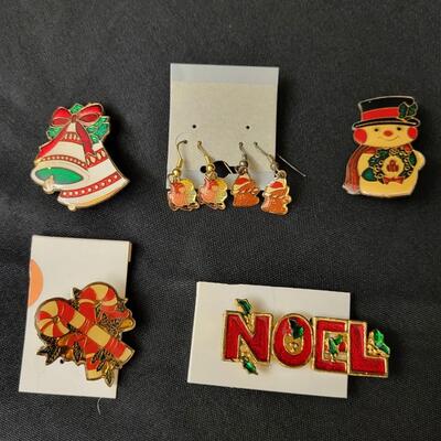 Jewelry:5 Vintage: earrings and Pins;