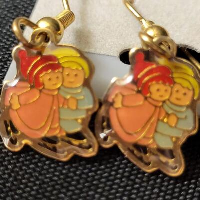 Jewelry:5 Vintage: earrings and Pins;