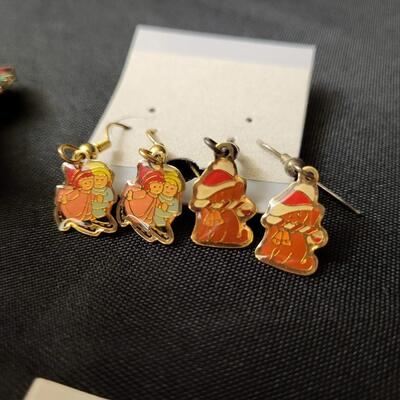 Jewelry:5 Vintage: earrings and Pins;