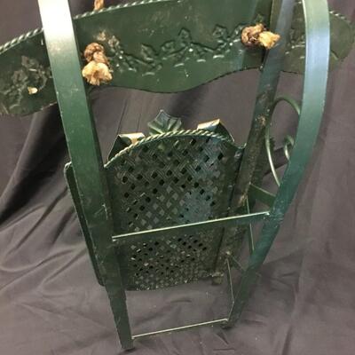 : Green metal decorative sleigh;