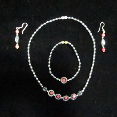 LOT 101  MATCHING NECKLACE, BRACELET AND PIERCED EARRINGS