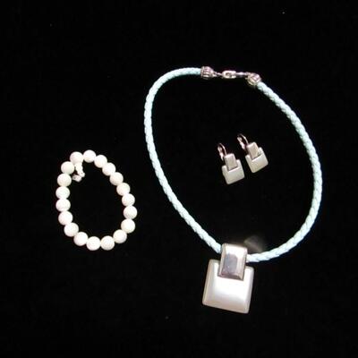 LOT 102  MATCHING NECKLACE AND PIERCED EARRINGS