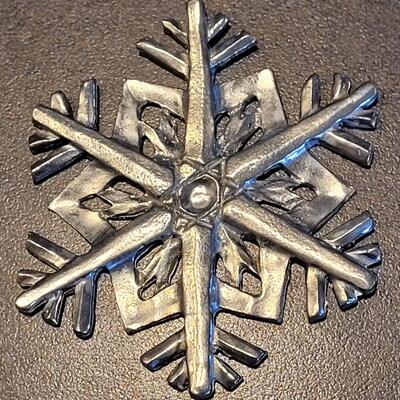 Lot 114: KEN NELSON Georgetown, Colorado Goldmith 2009 Sterling Silver Christmas Ornament