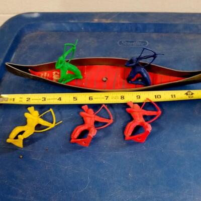 LOT 199   VINTAGE TOY CANOE AND FIVE INDIANS
