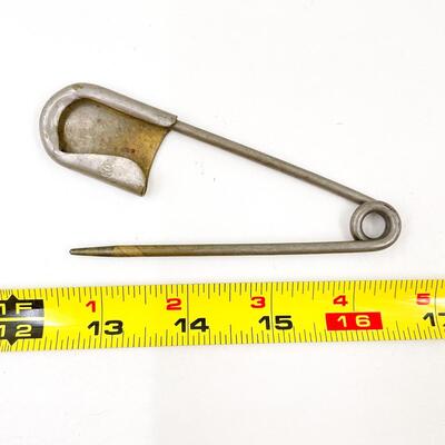 VINTAGE EXTRA LARGE METAL SAFETY PIN