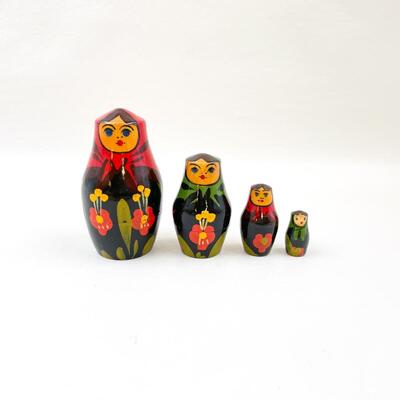 HAND-PAINTED MATRYOSHKA DOLLS SET