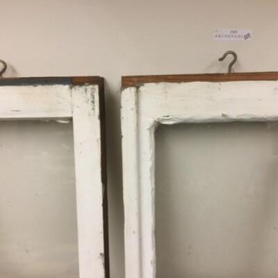 : 2 Wooden windows;