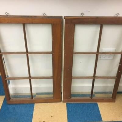 : 2 Wooden windows;
