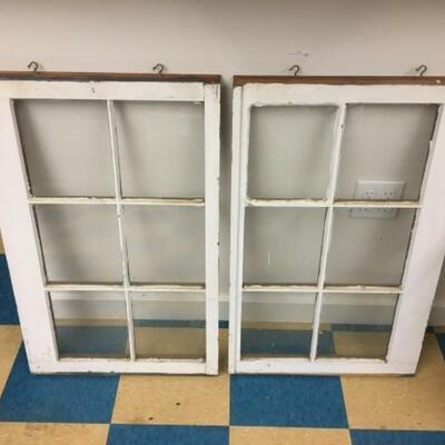 : 2 Wooden windows;