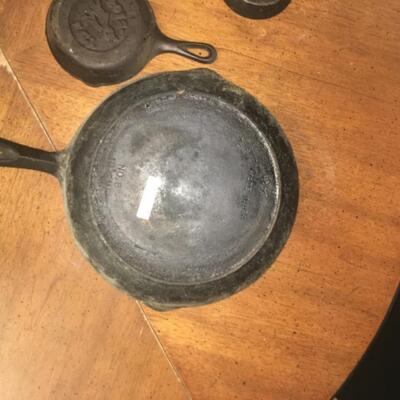 : Box lot Cast Iron Skillets; 5 items: 4 graduated skillets, cornbread pan;