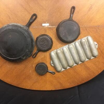 : Box lot Cast Iron Skillets; 5 items: 4 graduated skillets, cornbread pan;