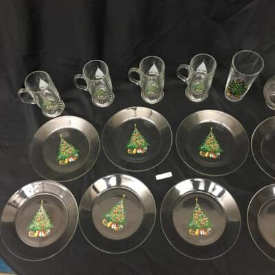 : Box Lot Christmas: 8 plates, 6 glasses;