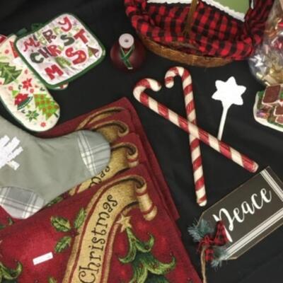 : Box Lot Christmas: Candy canes, placemats, bows, etc;