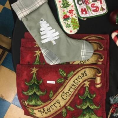 : Box Lot Christmas: Candy canes, placemats, bows, etc;