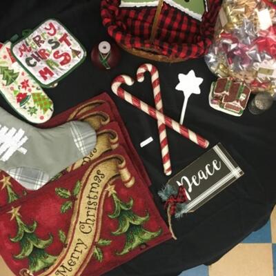 : Box Lot Christmas: Candy canes, placemats, bows, etc;