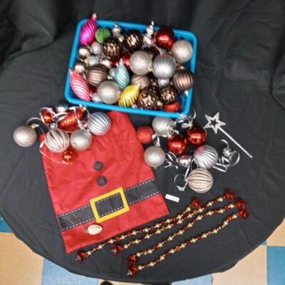 : Box Lot Christmas: Onaments;