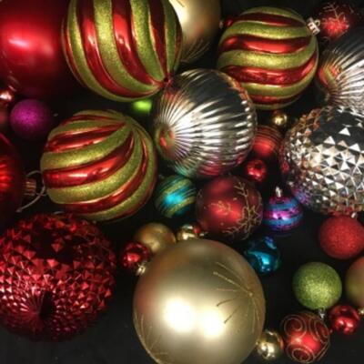 : Box Lot Christmas: red gold silver ornaments;