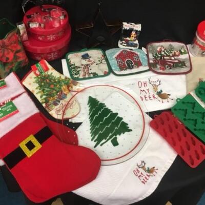 : Box Lot Christmas: Silicone molds, pot holders, etc;