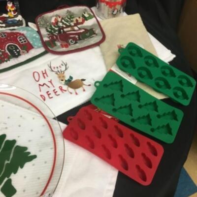 : Box Lot Christmas: Silicone molds, pot holders, etc;