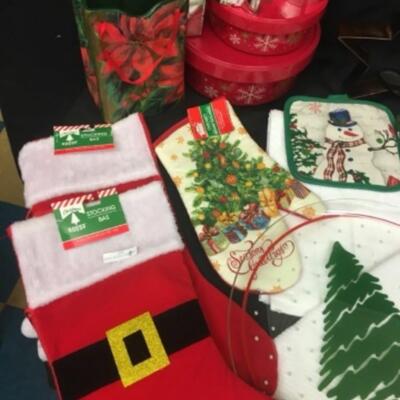 : Box Lot Christmas: Silicone molds, pot holders, etc;
