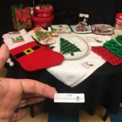 : Box Lot Christmas: Silicone molds, pot holders, etc;