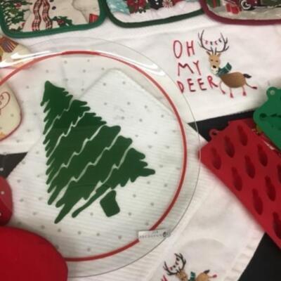 : Box Lot Christmas: Silicone molds, pot holders, etc;