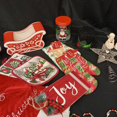 : Box Lot Christmas: Tree skirt, sleigh, star topper, etc;