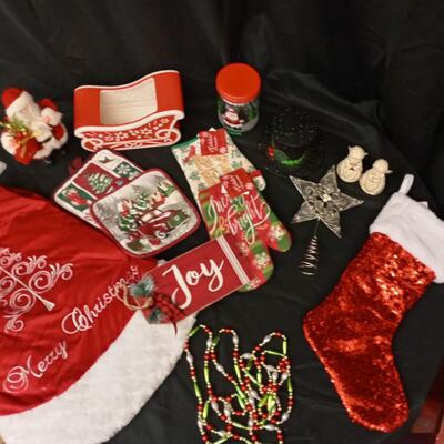 : Box Lot Christmas: Tree skirt, sleigh, star topper, etc;